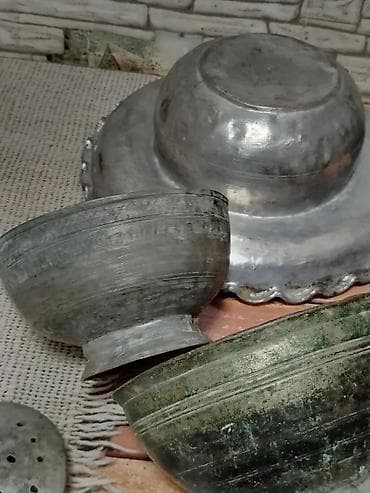 antik servis: Antik metal qab-qacaq dəsti. Qiymət razılaşma yolu Tərkibi: - Uzun — 5