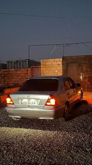 Mercedes-Benz C-Class: 2.4 l | 1997 il Sedan