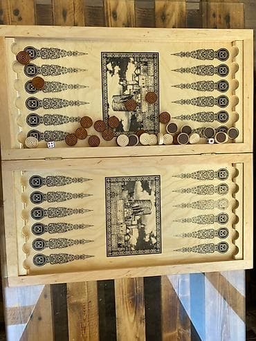 idman aparatları: Naxışlı taxta nard dəsti, həm oynamaq, həm də bəzək əşyası kimi — 2