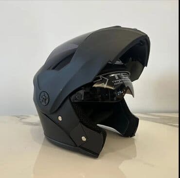 jiquli matoru: Çənəsi açılan və rəngli vizorladır. M və XL ölçüsü var. Motoya aid — 1