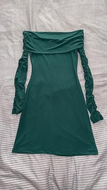 Tünd yaşıl rəngli, açıq çiyinli qadın donu. - Stil: Off-shoulder