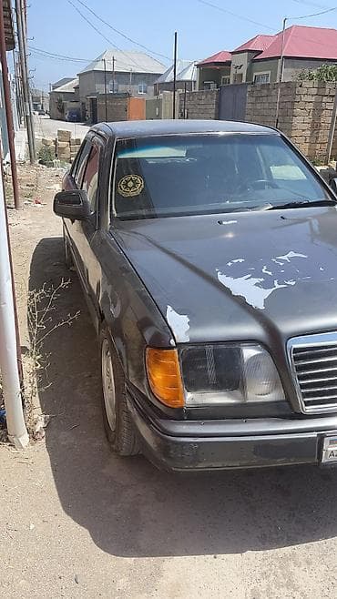 Mercedes-Benz E 220: 2.2 l | 1995 il Sedan