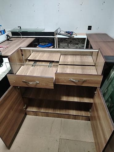 masa nerj: Vitrinli kassir/recepsion stolu – ağac teksturalı laminat - Üst — 2