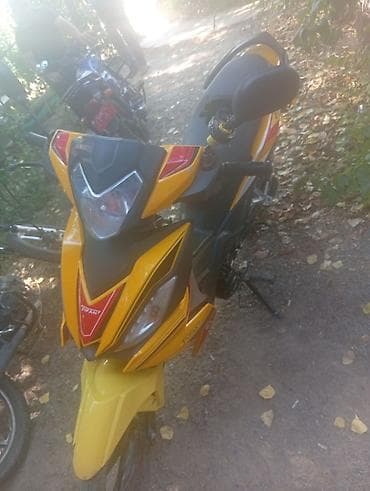 Moped/motosiklet – sport üslubunda, sarı-qara rəng sxemi ilə. Texniki