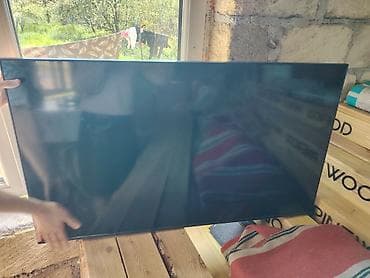 LED televizor, təxminən 43–50 düym ekran ölçüsü. - Nazik çərçivəli
