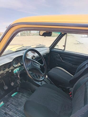 ваза напольная стеклянная высокая без узора: VAZ 2106 sedan – klassik sovet dizaynı və sarı rəngli kuzov. Texniki — 7