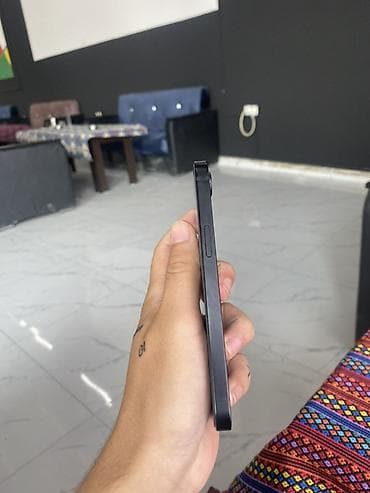 i̇phone 16e: IPhone 16e, Qara, Simsiz şarj — 4
