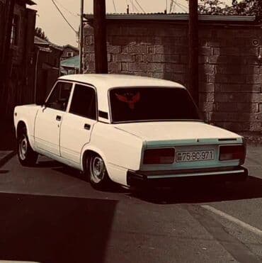 faizsiz avtomobil krediti: VAZ 2107, klassik sedan. Ağ rəngli kuzov, 4 qapı. Arxa şüşədə qırmızı — 1