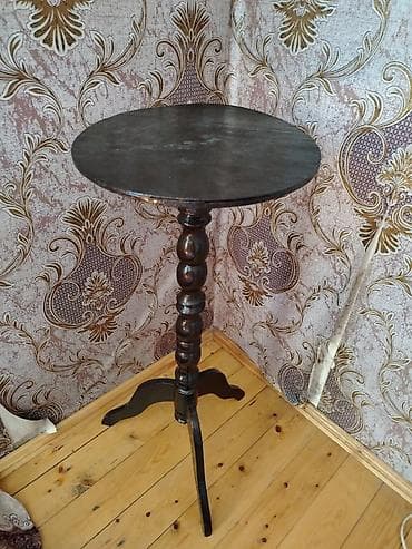 Retro üslubda dairəvi kiçik masa - Material: bərk ağac, tünd rəngli lalafo.az -da Retro üslubda dairəvi kiçik masa - Material: bərk ağac, tünd rəngli