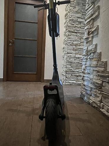 electro gitara: Xiaomi elektrik skuter. Şəkillərdə qara rəngli, minimalist dizayna — 5