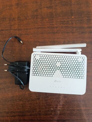 tp link guclendirici: TP-Link brendinin simsiz marşrutlayıcısı. Cihaz ağ rəngdədir və iki — 1