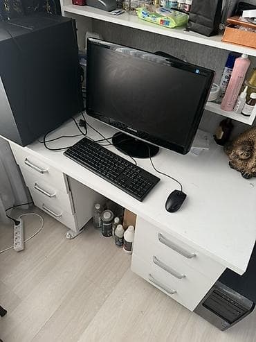 ofis stol: Ağ rəngli iş masası və üstündə açıq rəfli kitablıq modulu - Material — 3