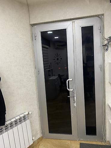 Alüminium şüşəli ikiqat qapı - Material: boz rəngli alüminium profil