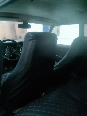 kumho teker: VAZ 2107 sedan - Kuzov: 4 qapılı sedan, rəng – ağ - Mühərrik: benzin — 4