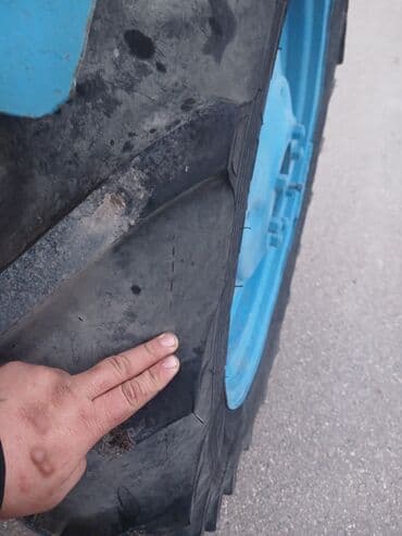 kon traktor: Mavi rəngli təkərli traktor Texniki xüsusiyyətlər: - Ön təkərli (2WD) — 4