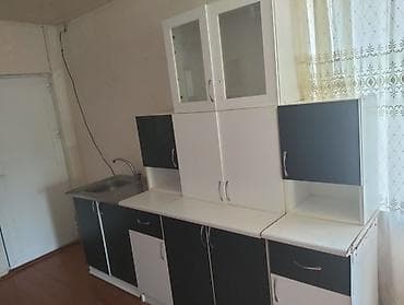 Mətbəx mebeli satılır. Ağ və tünd rənglərin kombinasiyasında yığılmış