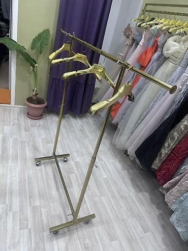 Qızılı rəngdə metal geyim asqısı stendi - Material: möhkəm metal — 2