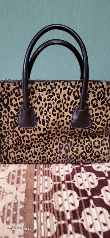 Toy paltarları və aksesuarları: Canta satilir. yenidir. materiali mexdir. őlculeri: uzunlugu 30 sm — 1