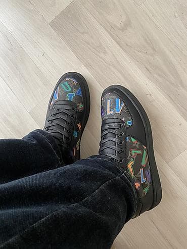 Məhsul: Kişi idman ayaqqabısı Təsvir: - Rəng: qara baza, çoxrəngli