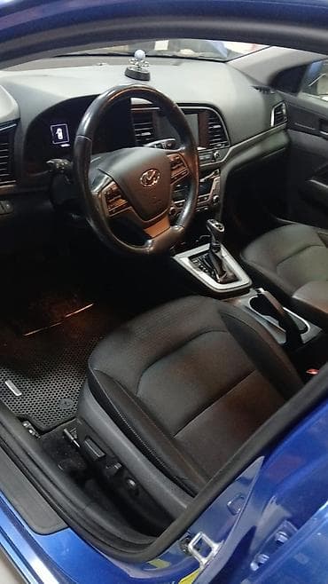 elantra hunday: Mavi rəngdə Hyundai Elantra sedan avtomobili. Avtomobilin ön — 9