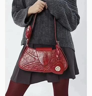 Qırmızı çiyin çantası – retro tərzli, parlaq dəri fakturalı - Rəng