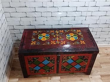 sandık: Əl işləri ilə bəzədilmiş taxta sandıq/dolabcıq 1960 ci illərin — 2