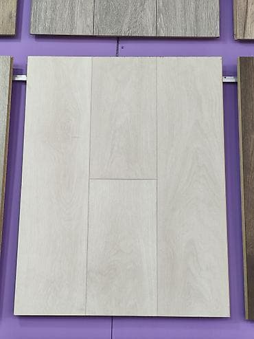 Açıq krem rəngli laminat döşəmə paneli - İşıq açan, təbii ağac damar — 1