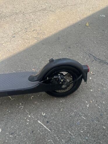 sukuturlar: Qara rəngli elektrik skuter, şəhər daxilində rahat hərəkət üçün — 3