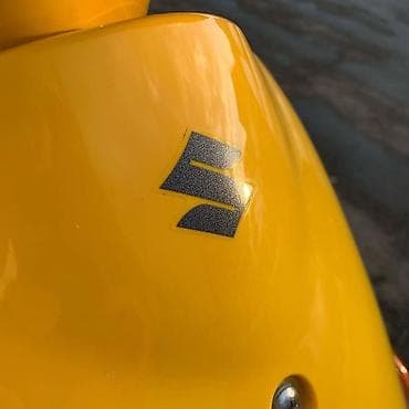 motosiklet teker: Suzuki skuter – parlaq sarı rəngdə, şəhər içi hərəkət üçün ideal — 4