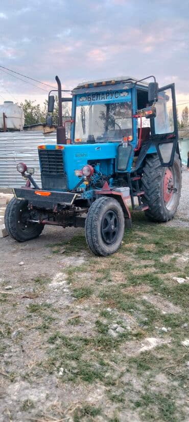 çəhrayı maşın: Minsk “Belarus” traktoru (MTZ seriyası) - Rəng: mavi kabinalı - — 2