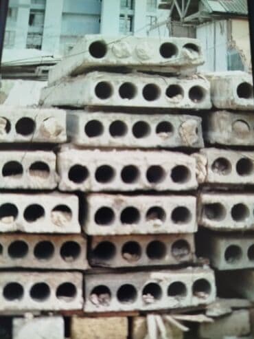 plitələr: Tikinti və ya təmir işləri üçün istifadə olunan beton plitələr. Bu — 5