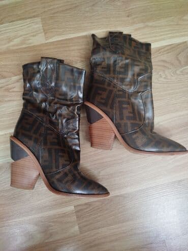 sapaskiler: Qadın kovboy tərzli çəkmələr - Rəng: tünd qəhvəyi, üzərində monoqram — 1