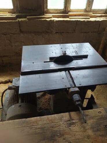 Stolüstü ağac emalı dəzgahı - Geniş metal iş səthi olan stolüstü