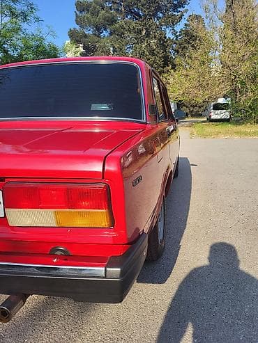 disk amg: VAZ 2107 sedan – qırmızı rəngdə, klassik kuzov dizaynı ilə — 10