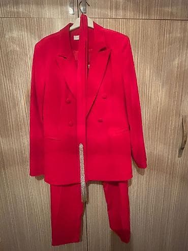 Qadınlar üçün Lady Sharm brendinin qırmızı kostyum dəsti. 155 azn