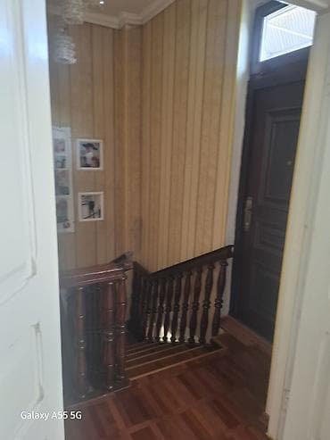 qusar kiraye evler: 2 mərtəbəli geniş mənzil/in - Zal: iri ölçülü, sütunlu tavan dekoru — 9