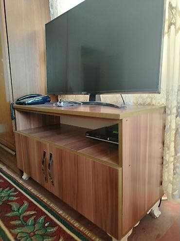 Düz TV altlığı, Polkalı, Laminat