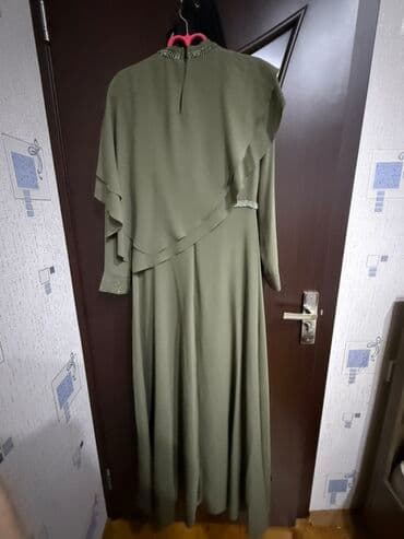 Zeytun-yaşıl rəngdə uzun ziyafət donu. - Model: asimmetrik qatlı