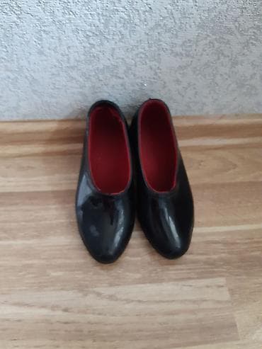 Uşaq rezin başmaqları - Rəng: qara (parlaq), iç hissə qırmızı astarlı