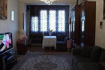 bina evler: 2 otaqlı mənzil – şəhər mərkəzinə yaxın, aşağı mərtəbədə (giriş həyət — 8