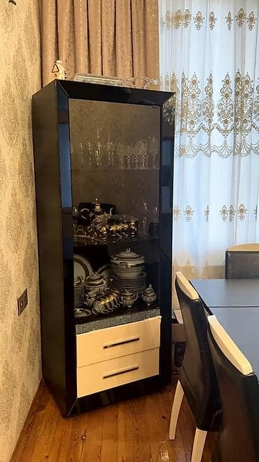 qara sam: Yemək otağı üçün mebel dəsti Tərkib: - Geniş vitrin şkafı: Şüşəli ön — 2