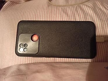j4 2018 ekran: Qara rəngli smartfon. Arxa hissəsində dəri teksturalı dizayn var və — 1