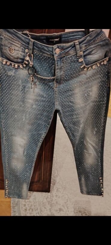 Yenidir 120 azn alınıb. Razmer balaca yazılıb ancaq böyük bedendi 44