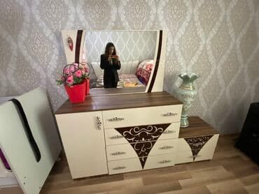 где купить старую мебель: 2 односпальные кровати, Шкаф, Трюмо, 2 тумбы, Б/у — 2