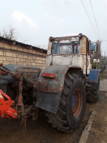 t 28 traktor: Ağır sahə işləri üçün güclü təkərli traktor və arxadan qoşulan kotan — 4