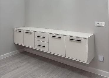 Ağ rəngdə asma divar dolabı - Minimalist və müasir dizayn: düz