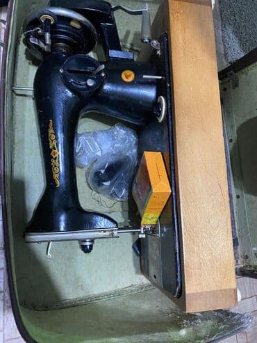 qədim radio: Mekaniki tikiş maşını – klassik dizaynlı, döşəmə üstü taxta əsaslı — 4