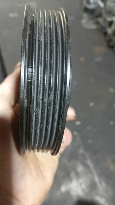 mersedes 208d: Qara rəngdə, çoxzolaqlı, istifadəyə yararlı avtomobil dəmirçisi. Bu — 4