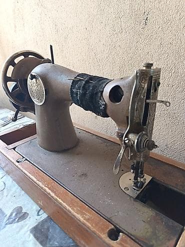 antik samovar: Mexanik tikiş maşını – əl çarxlı, taxta qutuda - Əl ilə fırladılan — 1