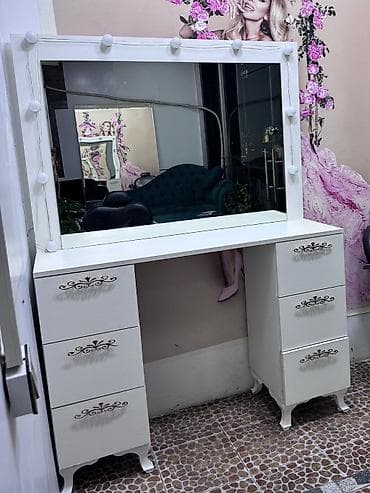 İşlənmiş, Makiyaj üçün masa, Güzgülü
